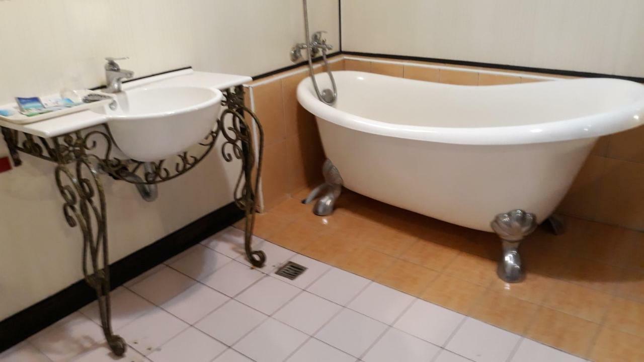 Sydney Motel Tucheng Exteriör bild
